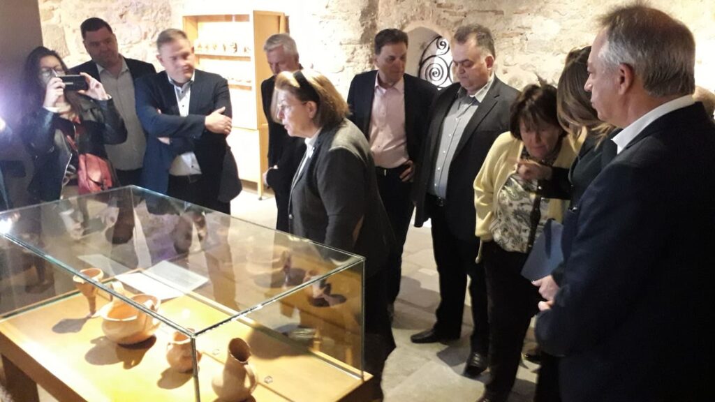 Τρίκαλα: Δέσμευση Λίνας Μενδώνη για άνοιγμα του Αρχαιολογικού Μουσείου το 2024