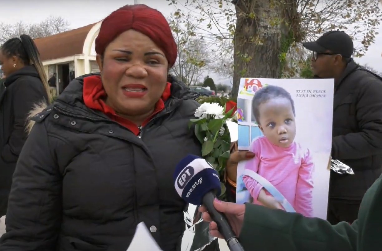 Ράγισαν καρδιές στην κηδεία της 2,5 ετών Άννας στη Θεσσαλονίκη