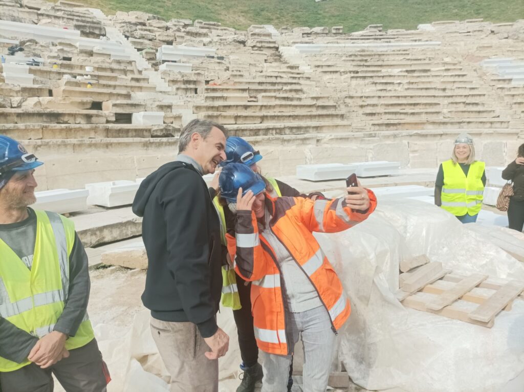 Ξενάγηση του πρωθυπουργού Κυρ. Μητσοτάκη στο Αρχαίο Θέατρο της Λάρισας