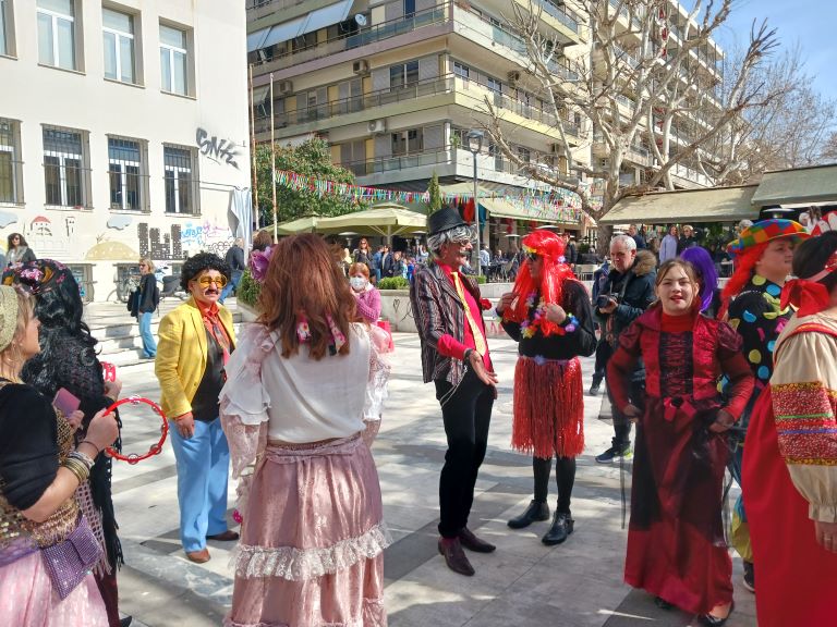 Tα μπουλούκια ξεσήκωσαν τους Λαρισαίους- Γλέντι στις πλατείες και τους δρόμους