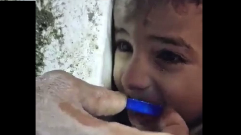Μάχη για μικρό αγόρι στα χαλάσματα: Πίνει νερό από καπάκι για να κρατηθεί στη ζωή (video)