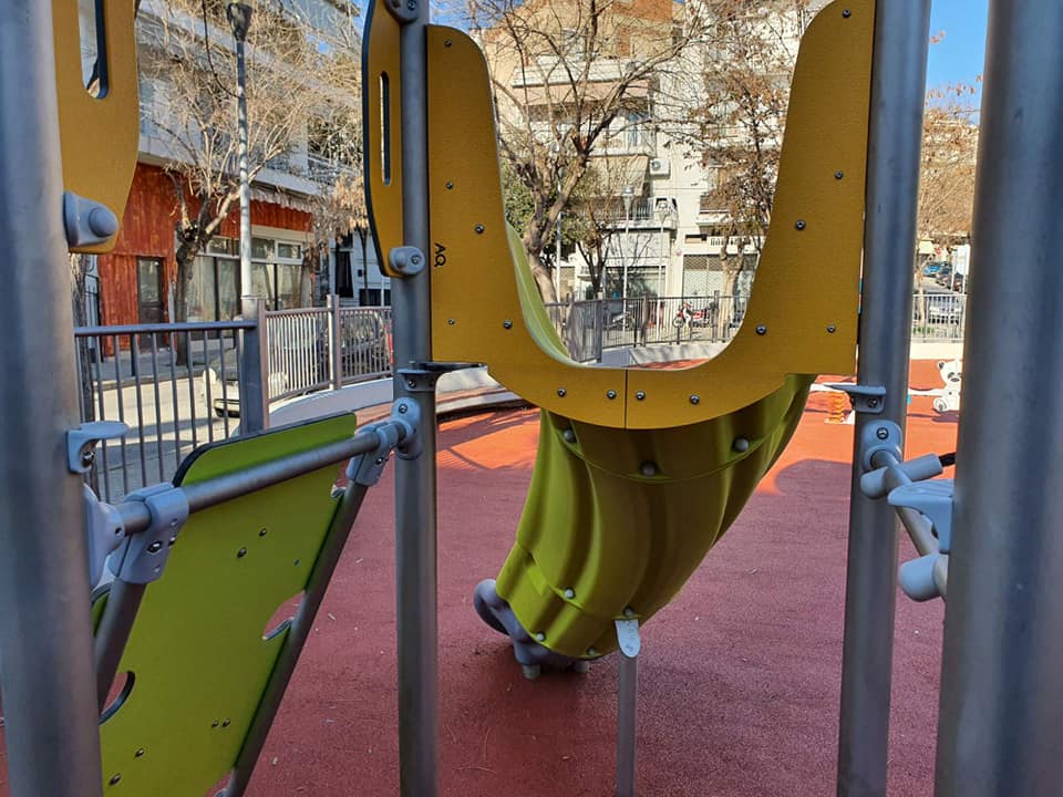 Θεσσαλονίκη: Βανδάλισαν παιδική χαρά που είχε παραδοθεί πριν λίγες ημέρες