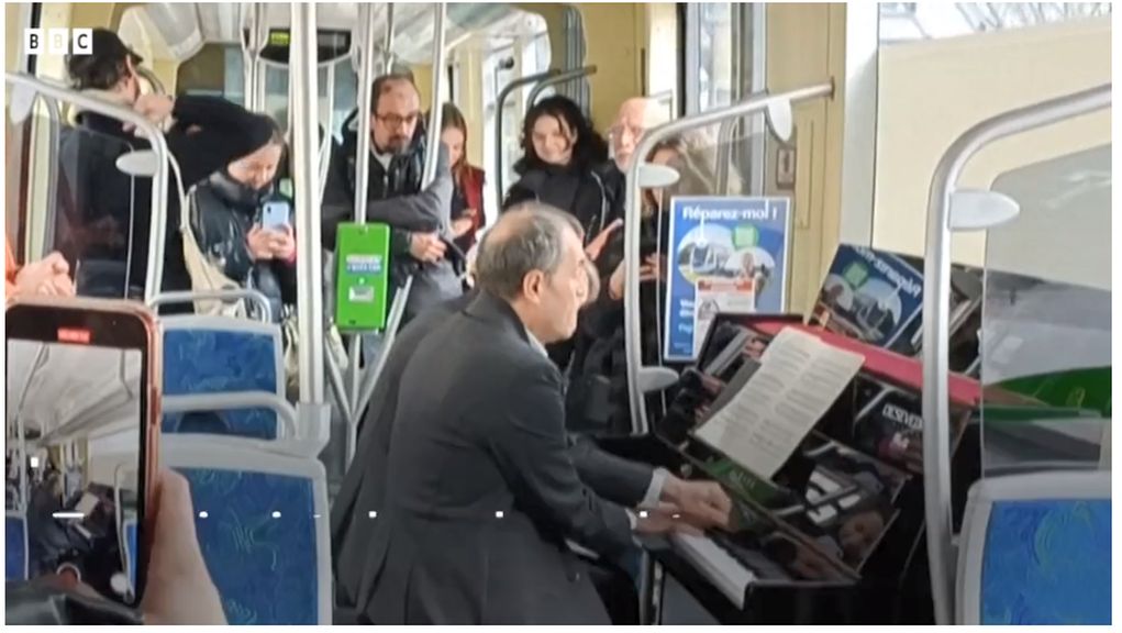 Δυο Γάλλοι πιανίστες έπαιξαν πιάνο μέσα σε τραμ