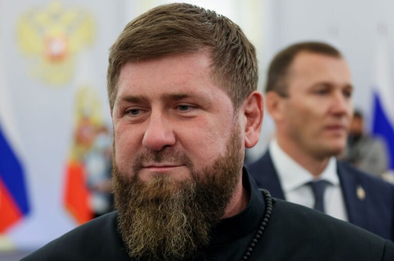 «Τον ξυλοκόπησε και έπραξε το σωστό», είπε ο Καντίροφ – Περήφανος για τον γιο του που ξυλοκόπησε κρατούμενο φυλακών