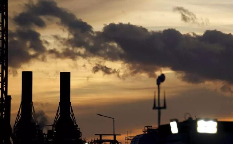 «Κλείδωσε» το πλαφόν σε ρωσικά πετρελαιοειδή – Συμφώνησαν οι χώρες της ΕΕ