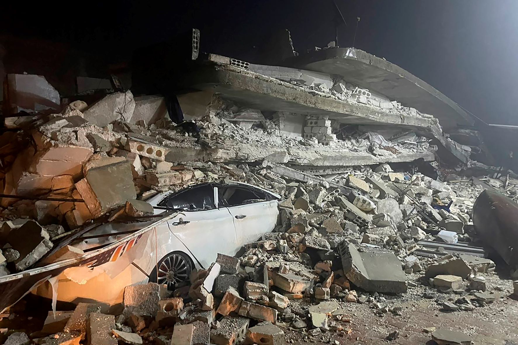 Κύμα συμπαράστασης από την διεθνή κοινότητα για τον ισχυρό σεισμό 7,8 Ρίχτερ στην Τουρκία