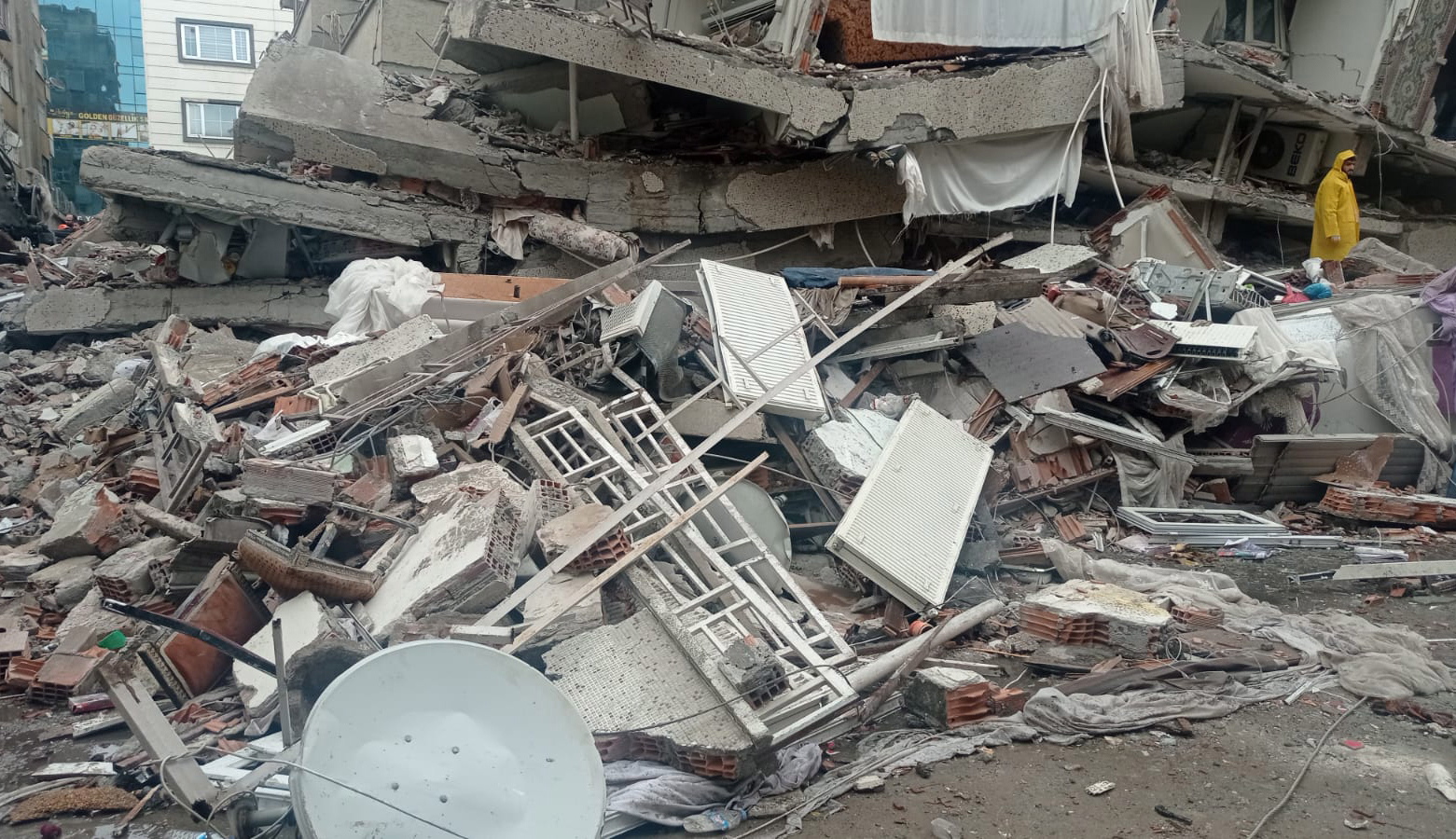 Μαρτυρίες Ελλήνων στην ΕΡΤ από τον φονικό σεισμό στην Τουρκία: Κατέρρεαν κτίρια, έχει υποχωρήσει το έδαφος