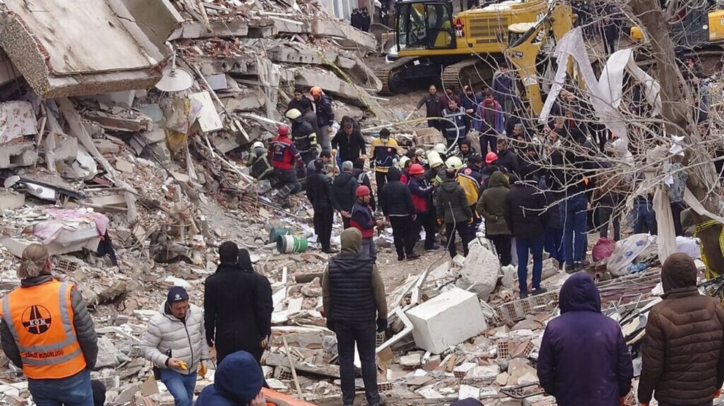 Σεισμός στην Τουρκία: Ένας νεκρός και δεκάδες τραυματίες από τη νέα δόνηση