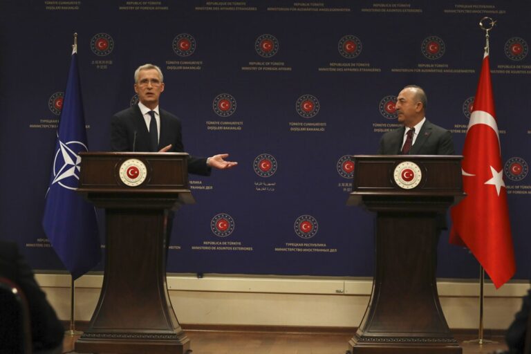 Τσαβούσογλου και Στόλτενμπεργκ συζήτησαν για τον σεισμό, την στήριξη της Τουρκίας και την επέκταση του ΝΑΤΟ