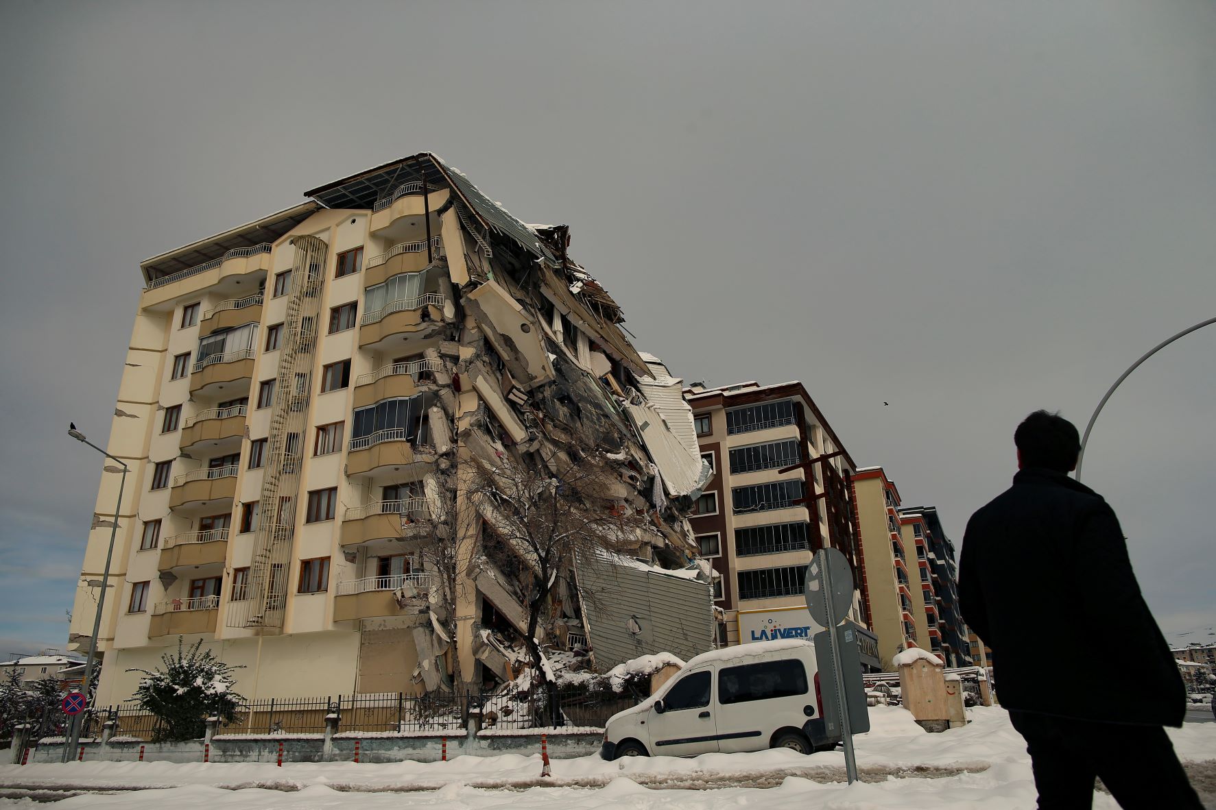 Σεισμός στην Τουρκία: Η Γαλλία στέλνει κινητό νοσοκομείο κι άλλους 83 διασώστες