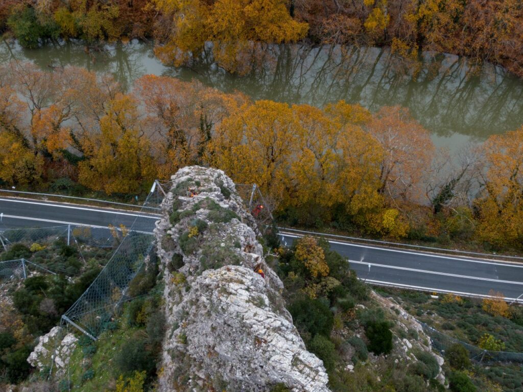 Άσκηση μεγάλης κλίμακας στην σήραγγα T2 και εργασίες βραχοπροστασίας στην Κοιλάδα των Τεμπών