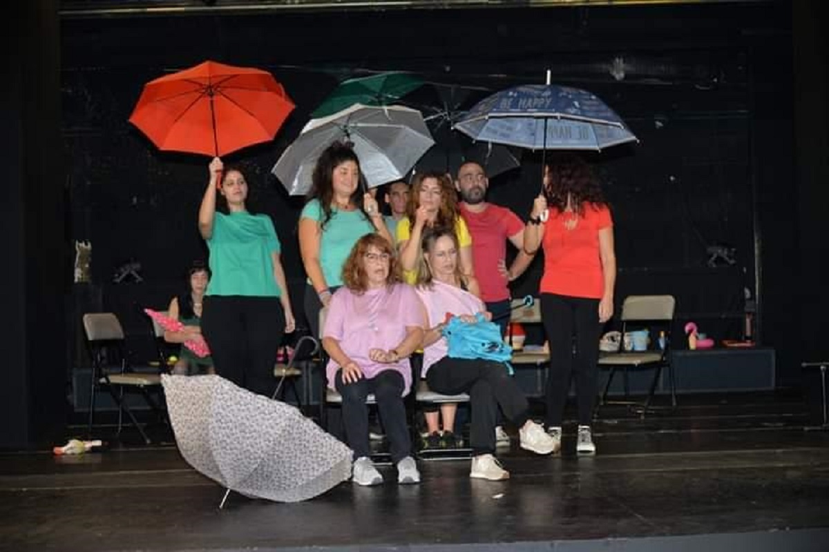 «Τούμπα στα πλακάκια»: Μια παράσταση προς τιμήν όλων των εκπαιδευτικών του Βύρωνα