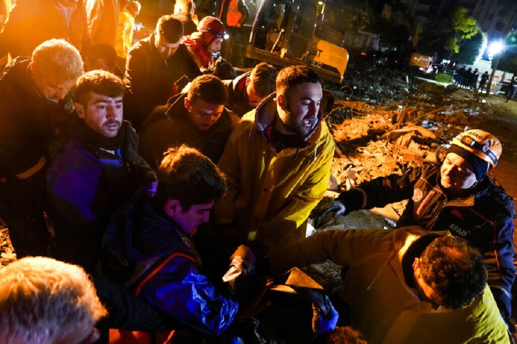 Κραυγές βοήθειας κάτω από τα συντρίμμια σε Τουρκία και Συρία – Αγωνία για τους εγκλωβισμένους