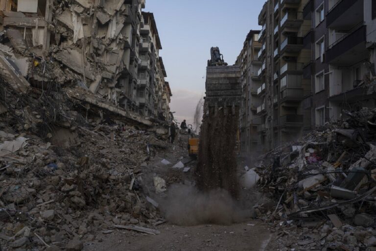 Σεισμός Τουρκία: Εντείνονται οι έρευνες για τα κτίρια που κατέρρευσαν – Διατάχθηκε η σύλληψη 113 προσώπων