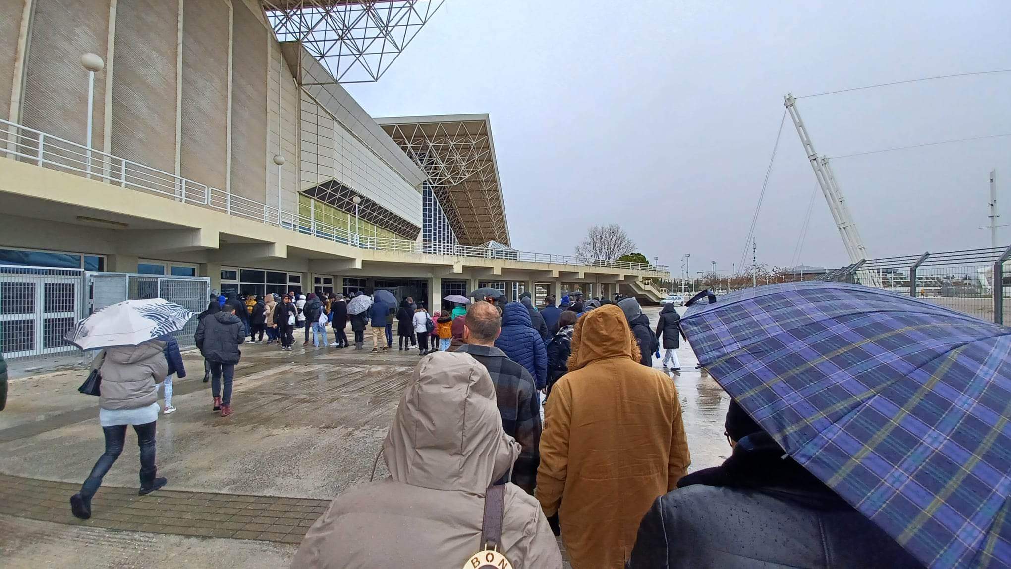 Τεράστια προσέλευση, εν μέσω κακοκαιρίας, στο ΟΑΚΑ για Τσιτσιπά