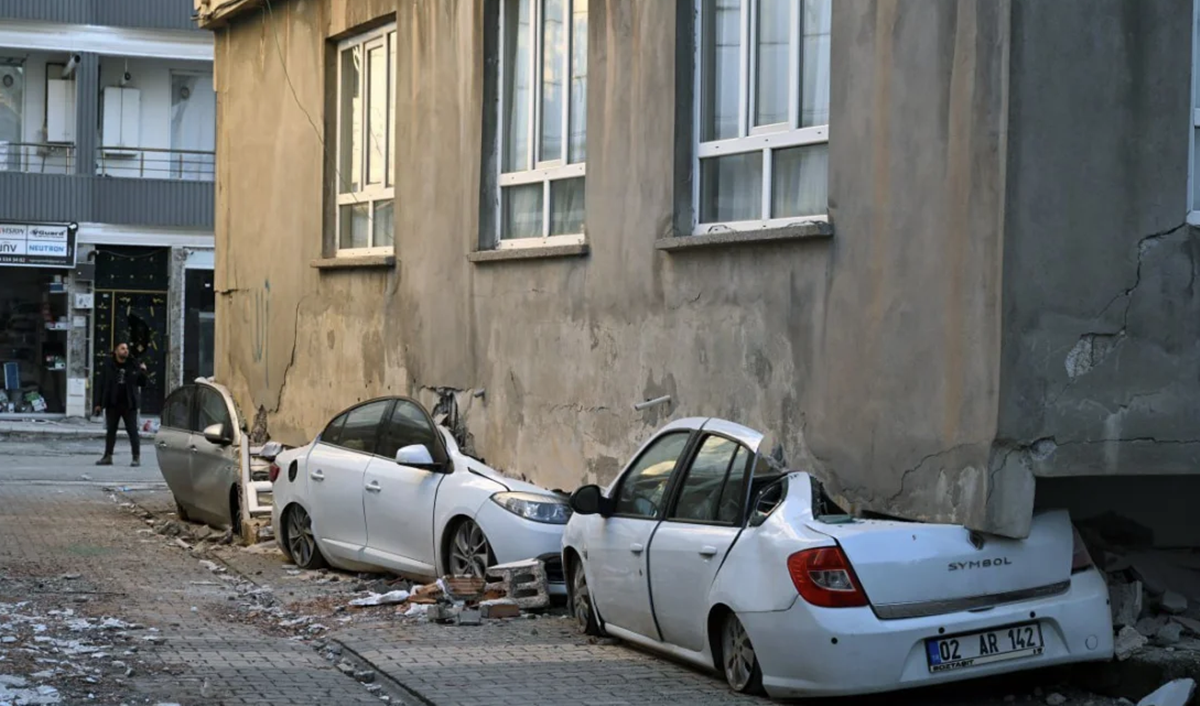 Ο σεισμός στην Τουρκία «προσγείωσε» κτήριο πάνω σε αυτοκίνητα – Εκατοντάδες οι κακοτεχνίες