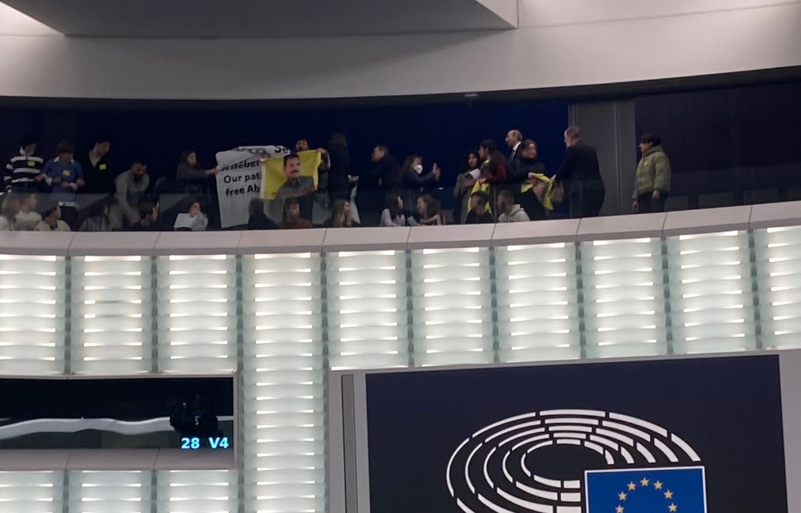 Εισβολή στο Ευρωκοινοβούλιο από οπαδούς του Οτσαλάν – Φυγαδεύτηκε η Μέτσολα