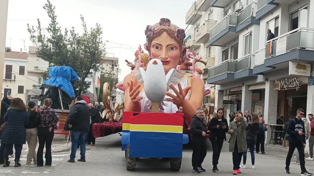 Πάτρα: Όλα έτοιμα για τη μεγάλη παρέλαση του καρναβαλιού – 90 στα νοσοκομεία λόγω μέθης
