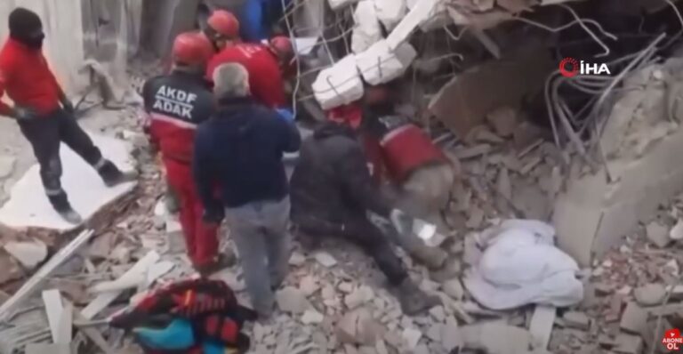 Σεισμός στην Τουρκία: Ερείπια καταπλακώνουν Τούρκους διασώστες – Δείτε το βίντεο