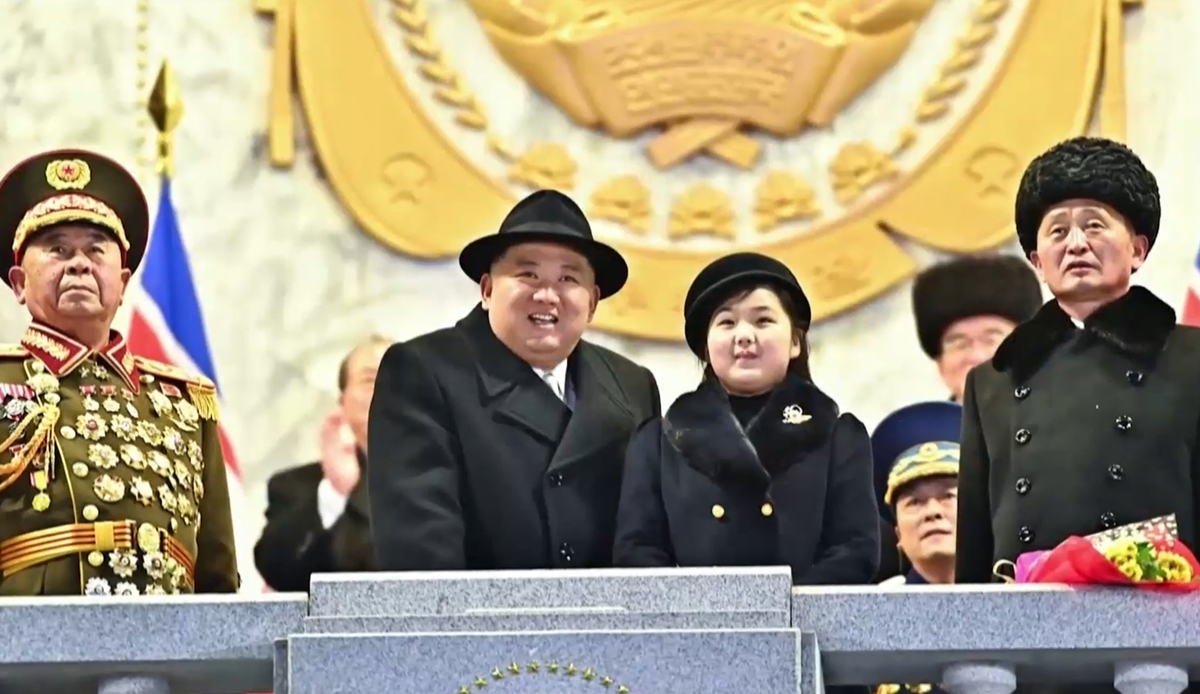 Ένθετο Κόσμος: Επίδειξη ισχύος του Κιμ Γιονγκ Ουν με την κόρη του στο πλευρό του