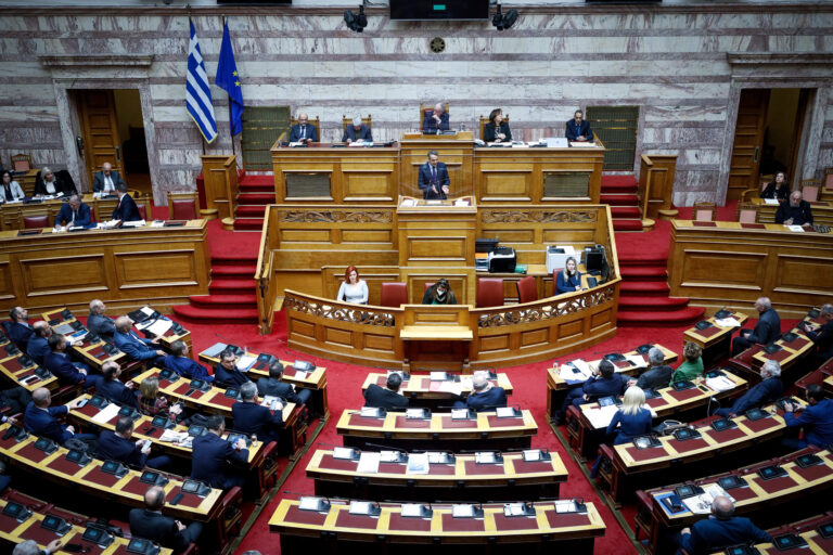 Πολιτική αντιπαράθεση με την αυτοδυναμία και τα εκλογικά διλήμματα στο επίκεντρο