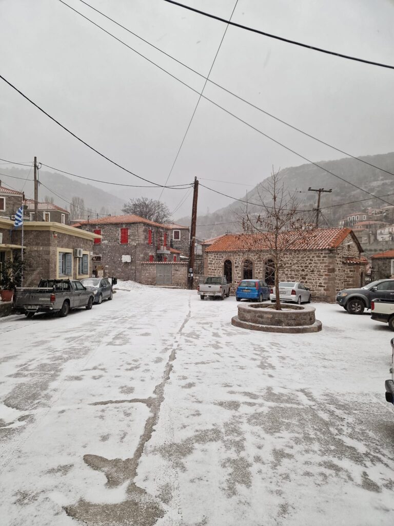 Χιονίζει χωρίς προβλήματα στη Λέσβο – Αλυσίδες χρειάζονται προς το Μανταμάδο