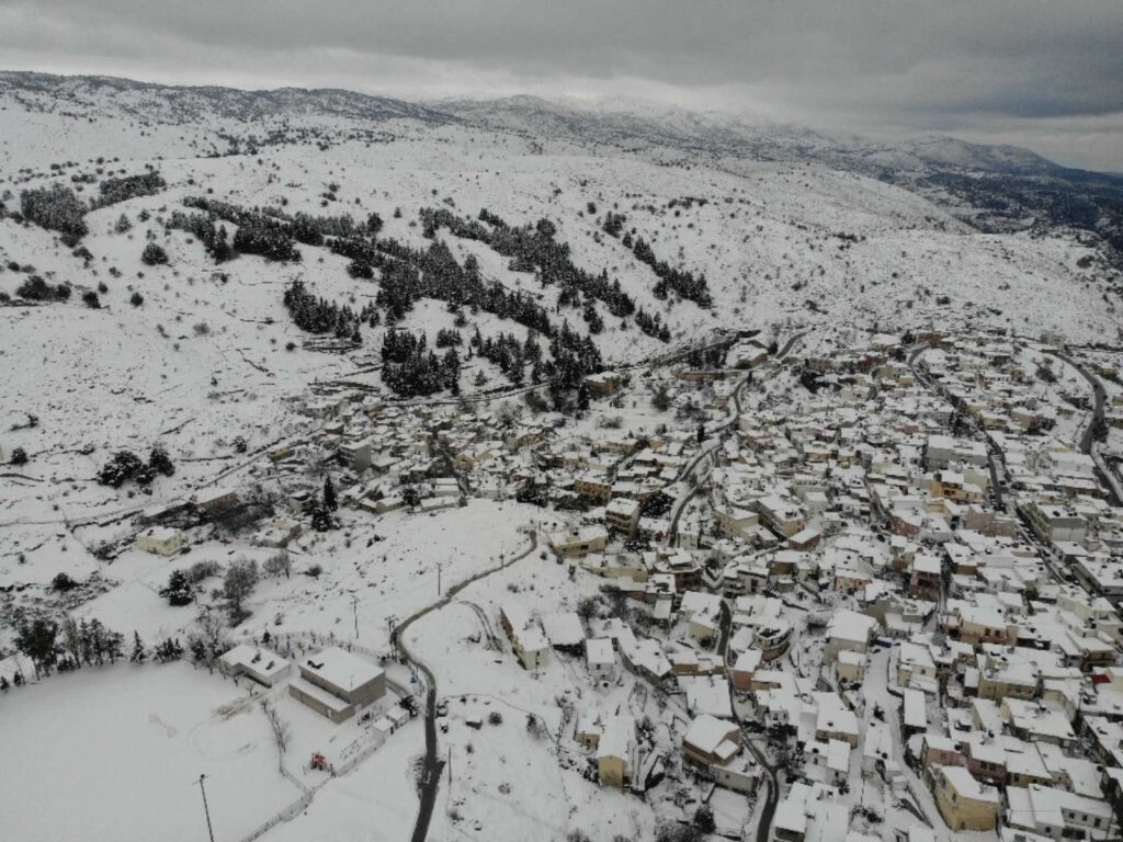 Κρήτη: Κόβει την ανάσα ο χιονισμένος Ψηλορείτης – Πόλος έλξης για εκδρομείς (βίντεο)