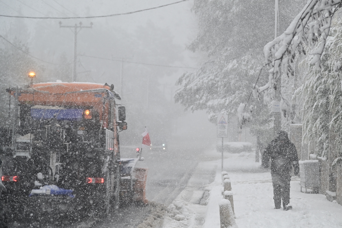 Υπ. Κλιματικής Κρίσης: Σύσταση προς εργοδότες για προσέλευση των εργαζομένων μετά τις 10:00