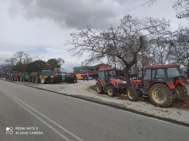 Νέο μπλόκο αγροτών στην Ελασσόνα- Συνεχίζουν τον αγώνα τους ζητώντας μέτρα στήριξης