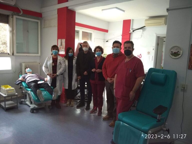 Τέσσερις καρέκλες αιμοδοσίας δώρισε ο Δ. Αγιάς στο Γ.Ν.Λ