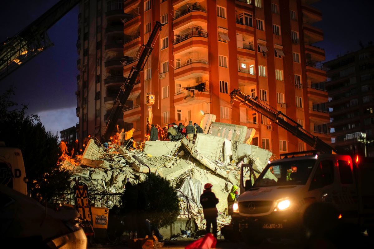 Σεισμός σε Τουρκία και Συρία: Αγωνία & θρήνος στα χαλάσματα ― Στην πρώτη γραμμή η ελληνική αποστολή