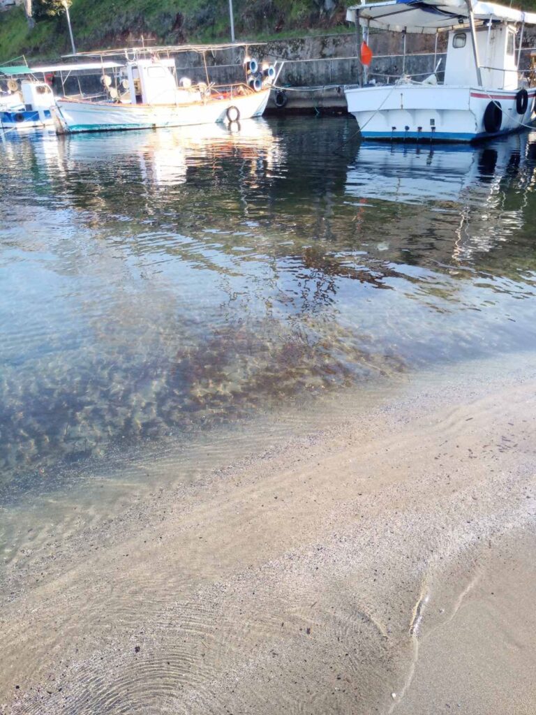 “Εγκλωβισμένοι” ψαράδες στο Στόμιο Λάρισας