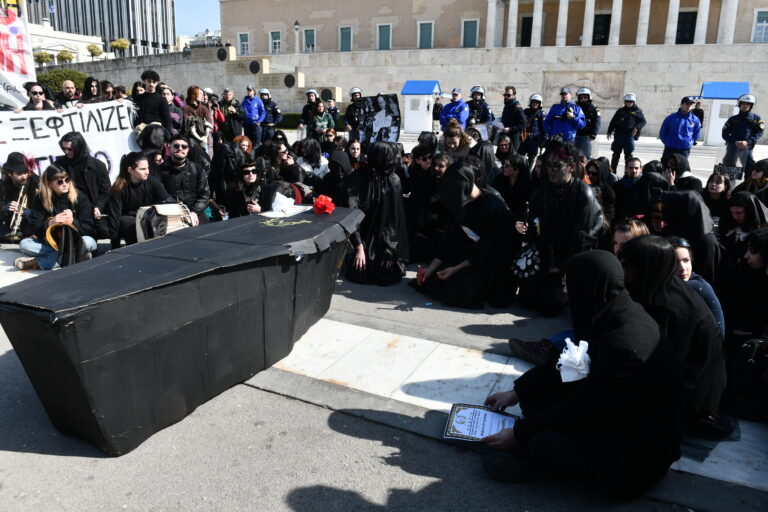 Συμβολικό δρώμενο με «κηδεία» του Πολιτισμού από τους καλλιτέχνες – Αίτηση ακύρωσης του προεδρικού διατάγματος στο ΣτΕ