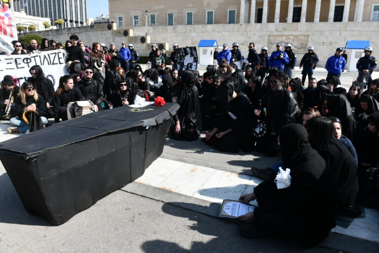 Συμβολικό δρώμενο με «κηδεία» του Πολιτισμού από τους καλλιτέχνες – Αίτηση ακύρωσης του προεδρικού διατάγματος στο ΣτΕ