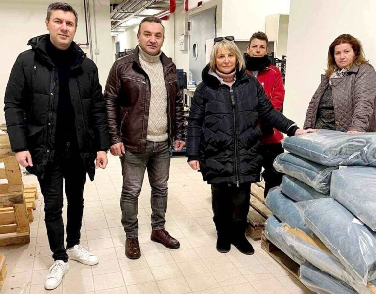 Μοίρασαν κουβέρτες για τα αδέσποτα της Αλεξανδρούπολης