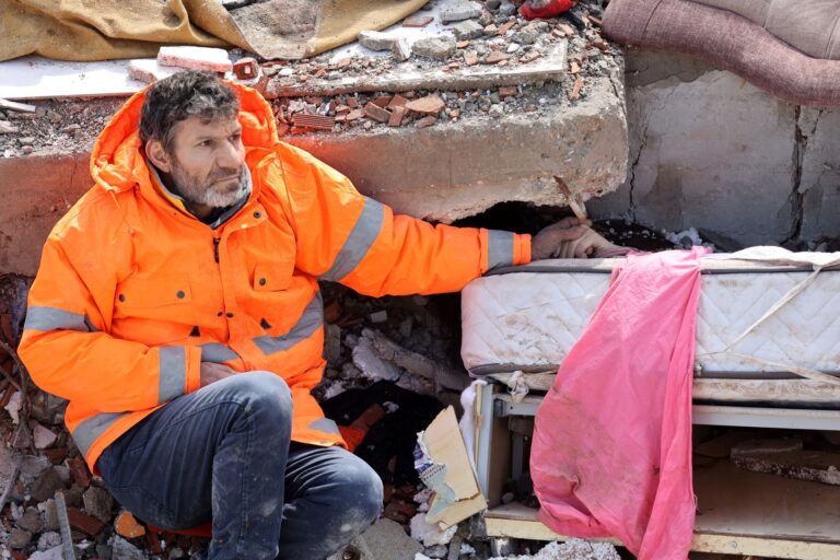 Σεισμός στην Τουρκία: Η ιστορία πίσω από τη φωτογραφία του πατέρα που κρατά το χέρι της νεκρής κόρης του
