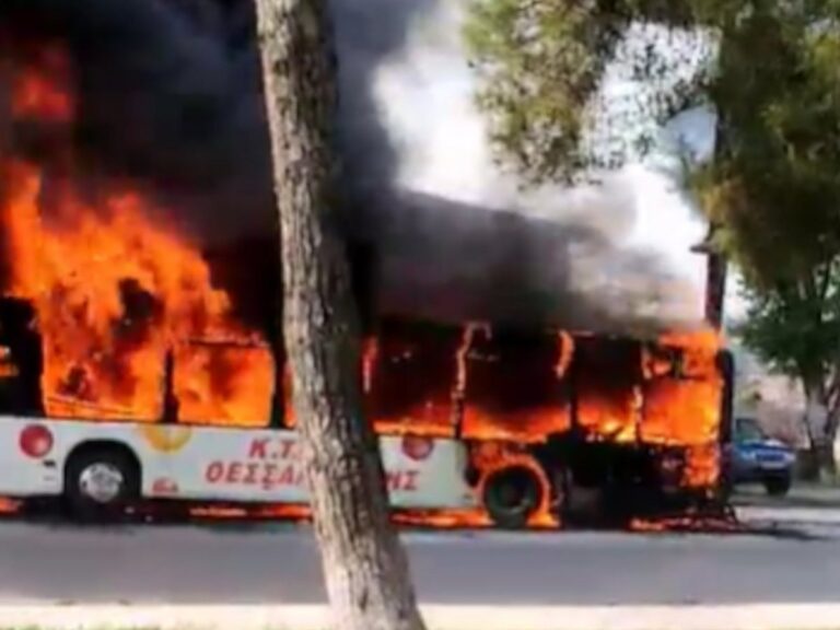 Θεσσαλονίκη: Πυρκαγιά κατέστρεψε ολοσχερώς λεωφορείο των ΚΤΕΛ – Δεν υπήρξαν τραυματίες