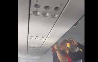 Φωτιά μπαταρίας σε αεροπλάνο της Spirit Airlines προκάλεσε αναγκαστική προσγείωση και έστειλε 10 άτομα στο νοσοκομείο