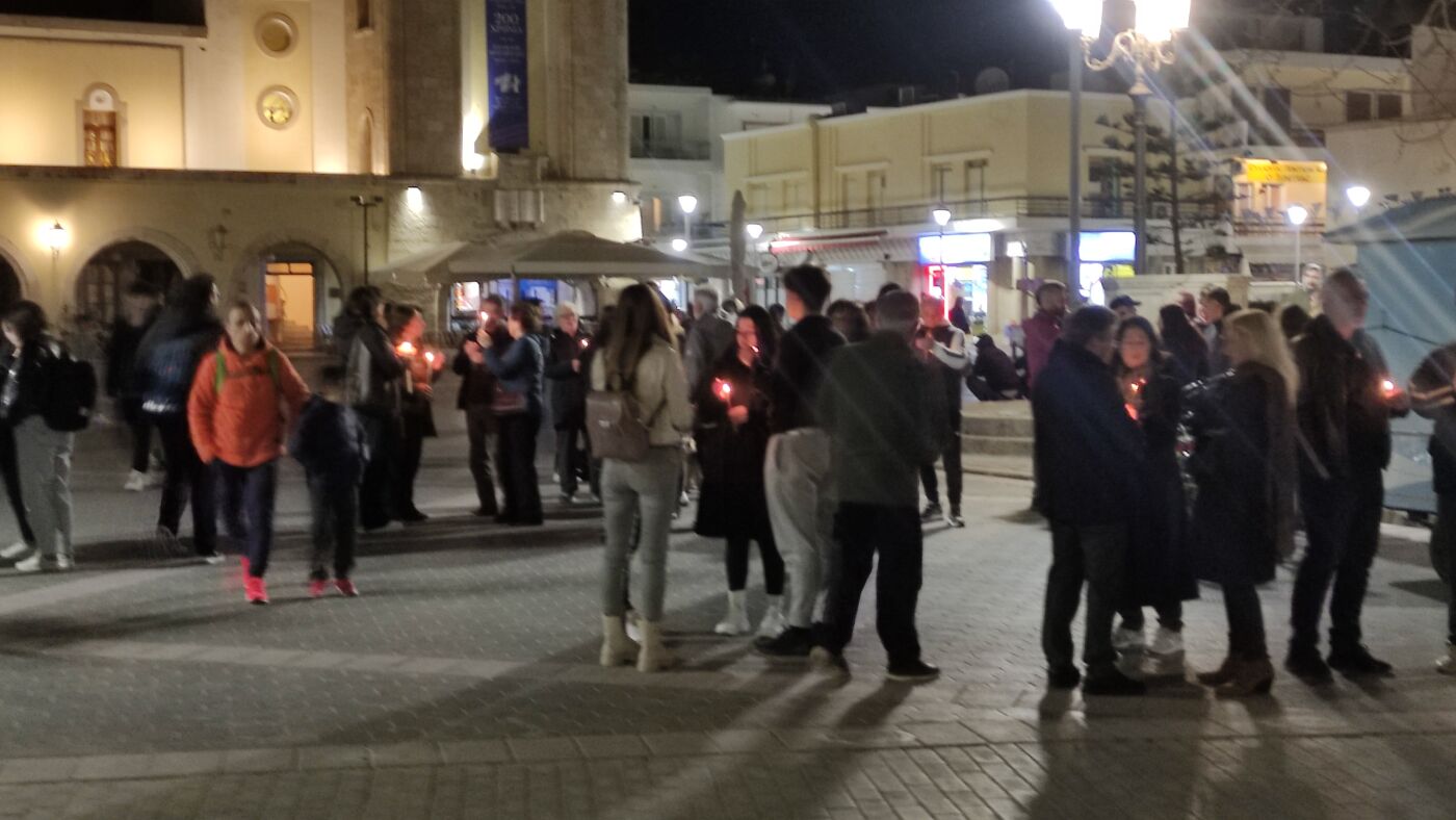 Σιωπηρή διαμαρτυρία στην Κω με σύνθημα “Πενθούμε τους νεκρούς μας. Απαιτούμε την αλήθεια”