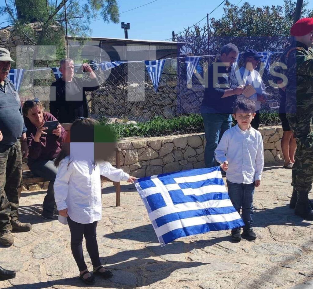 Πένθιμα σύμβολα στις παρελάσεις της Περιφέρειας – Τα μηνύματα των μαθητών για το δυστύχημα στα Τέμπη