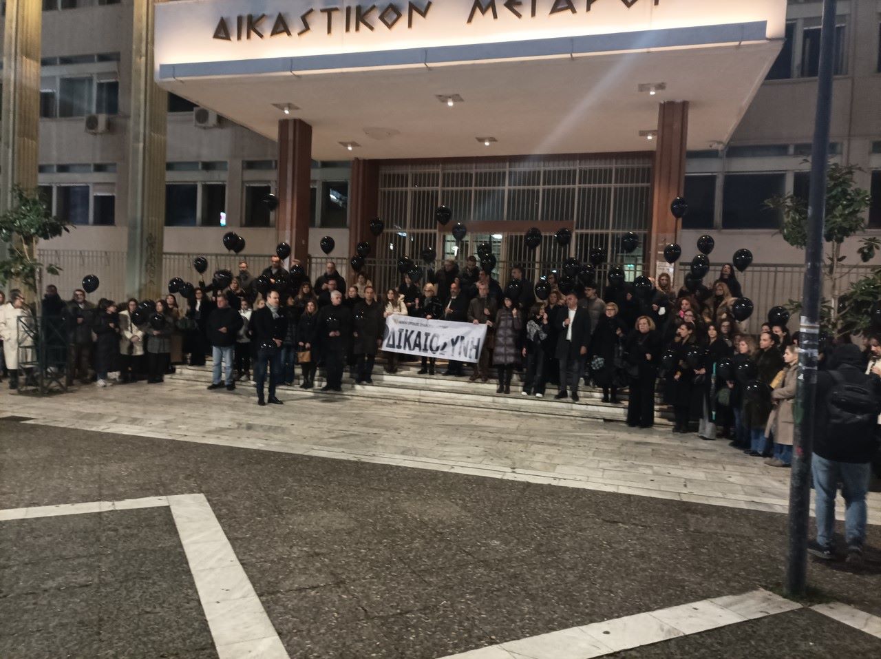 Σιωπηλή διαμαρτυρία δικηγόρων για την τραγωδία των Τεμπών