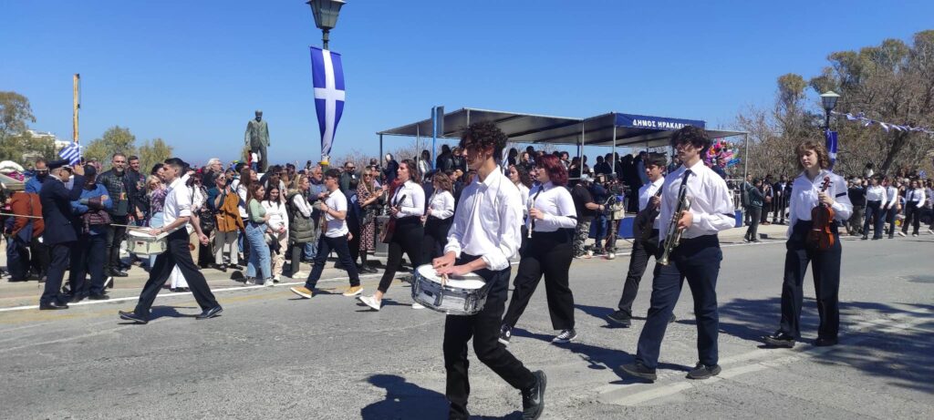 Με μαύρα περιβραχιόνια παρέλασαν μαθητές στο Ηράκλειο