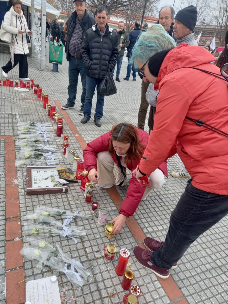 Δυναμικό συλλαλητήριο στη Λάρισα – Το τραγούδι “Θα αργήσω απόψε” αφιερωμένο στα θύματα της τραγωδίας