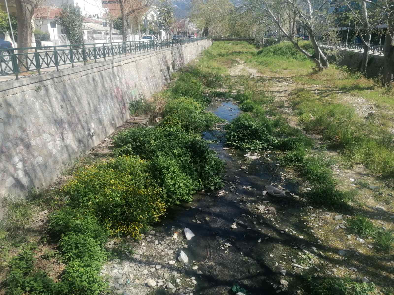 Καταγγελία για αγωγό λυμάτων που εκβάλλει παράνομα στον Κραυσίνδωνα