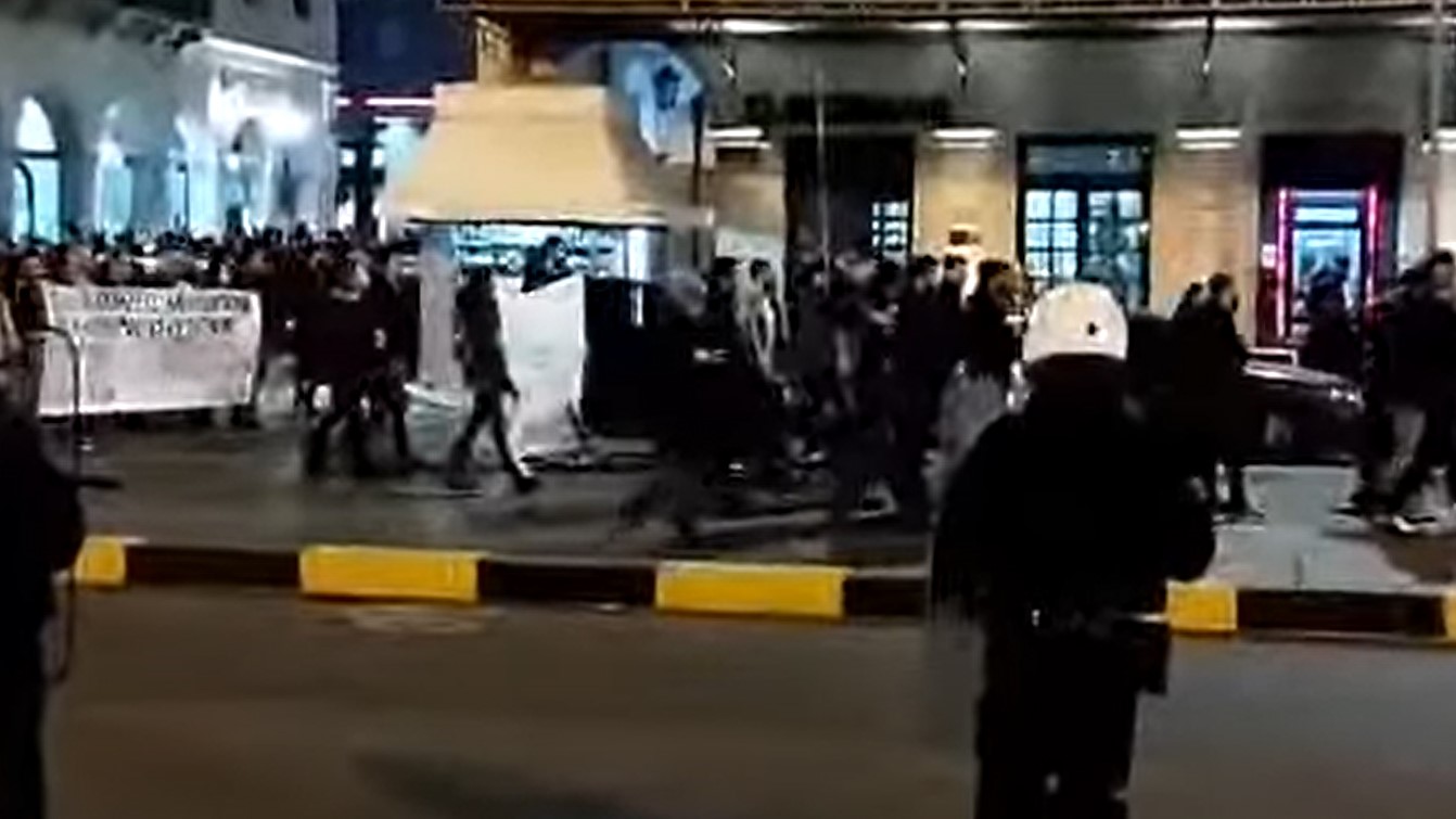 Πορεία και ένταση στον κεντρικό σταθμό του ΟΣΕ από διαδηλωτές