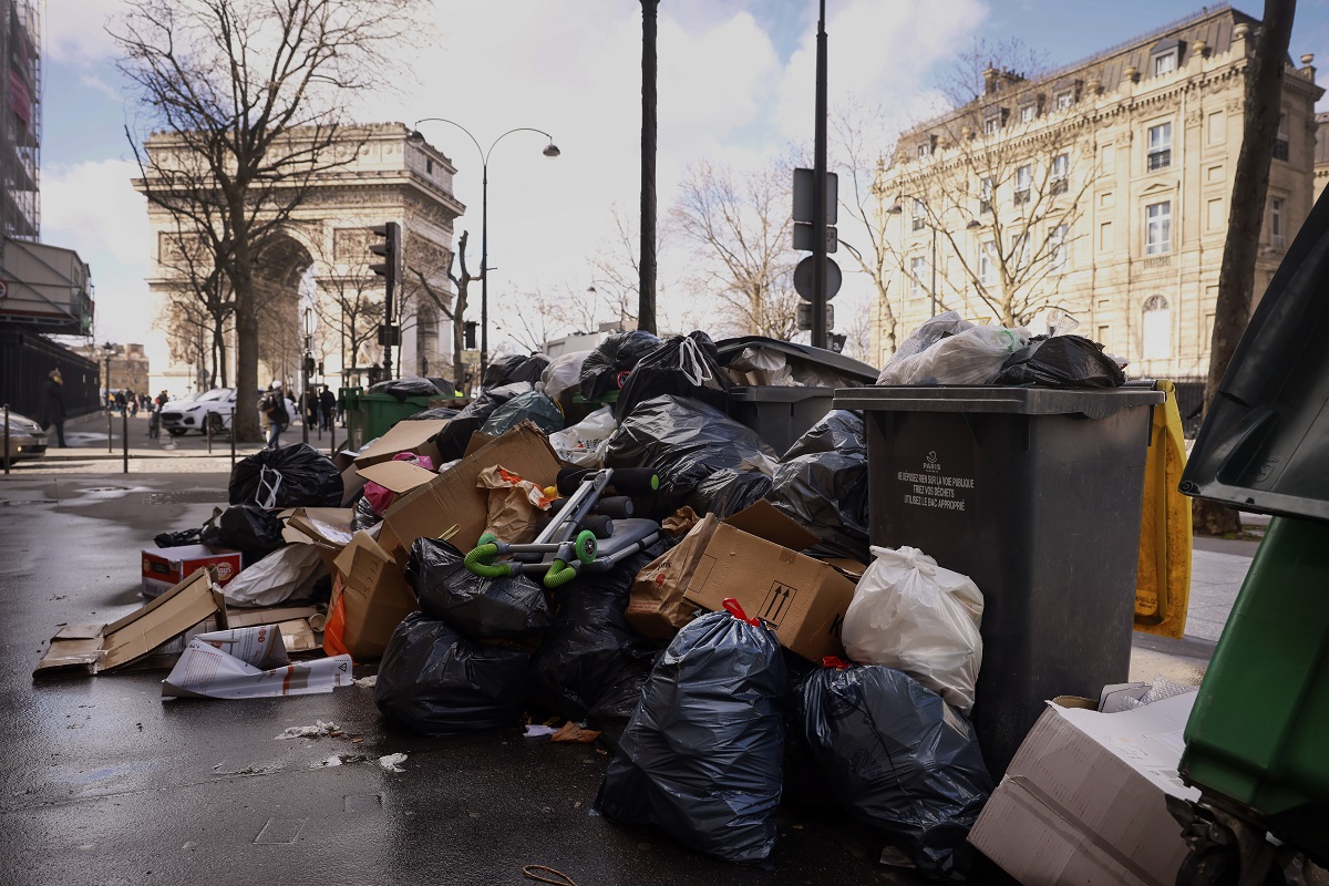 Το Παρίσι πνίγεται στα σκουπίδια