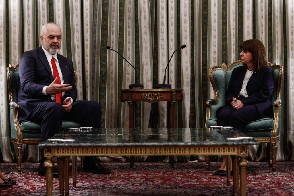 Συνάντηση της ΠτΔ με τον πρωθυπουργό της Αλβανίας – Η οριοθέτηση των θαλασσίων ζωνών στο επίκεντρο