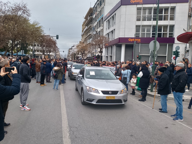 Δυναμικό συλλαλητήριο στη Λάρισα – Το τραγούδι “Θα αργήσω απόψε” αφιερωμένο στα θύματα της τραγωδίας