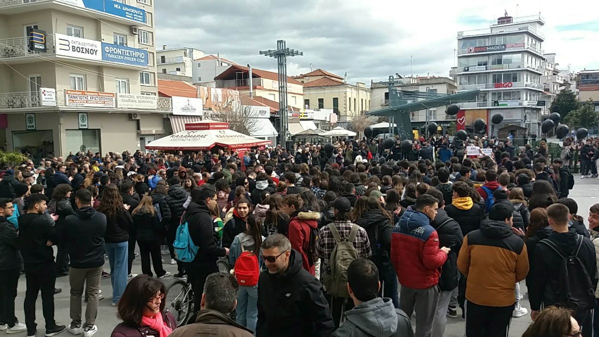 Με πολύ κόσμο το πρωινό συλλαλητήριο της Τρίπολης  για τα γεγονότα των Τεμπών