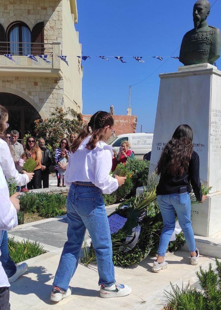 Χανιά: Λουλούδια από τα παιδιά του Δημ. Σχολείου Κολυμβαρίου για τα θύματα των Τεμπών